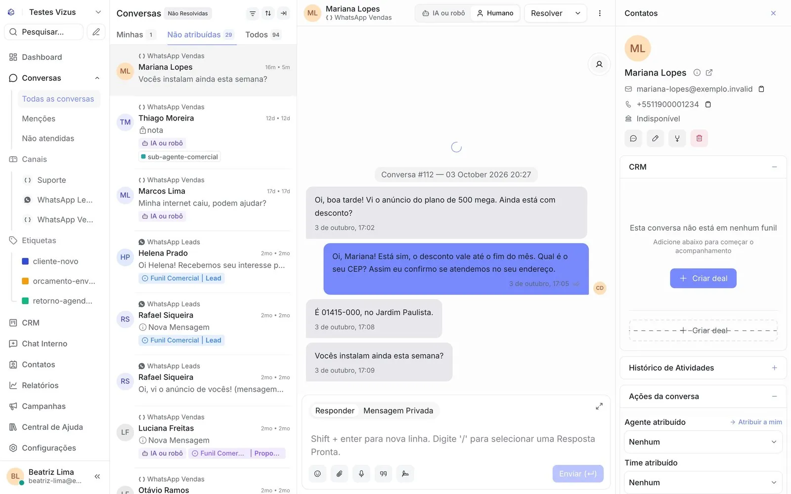 Tela “Conversas” do Vizus Chat em três colunas: à esquerda, a lista de conversas com as abas Minhas, Não atribuídas e Todos; no centro, a conversa aberta com a cliente Mariana Lopes, as mensagens trocadas e a caixa de resposta com as opções Responder e Mensagem Privada; à direita, o painel do contato com e-mail, telefone, a seção CRM e Ações da conversa.