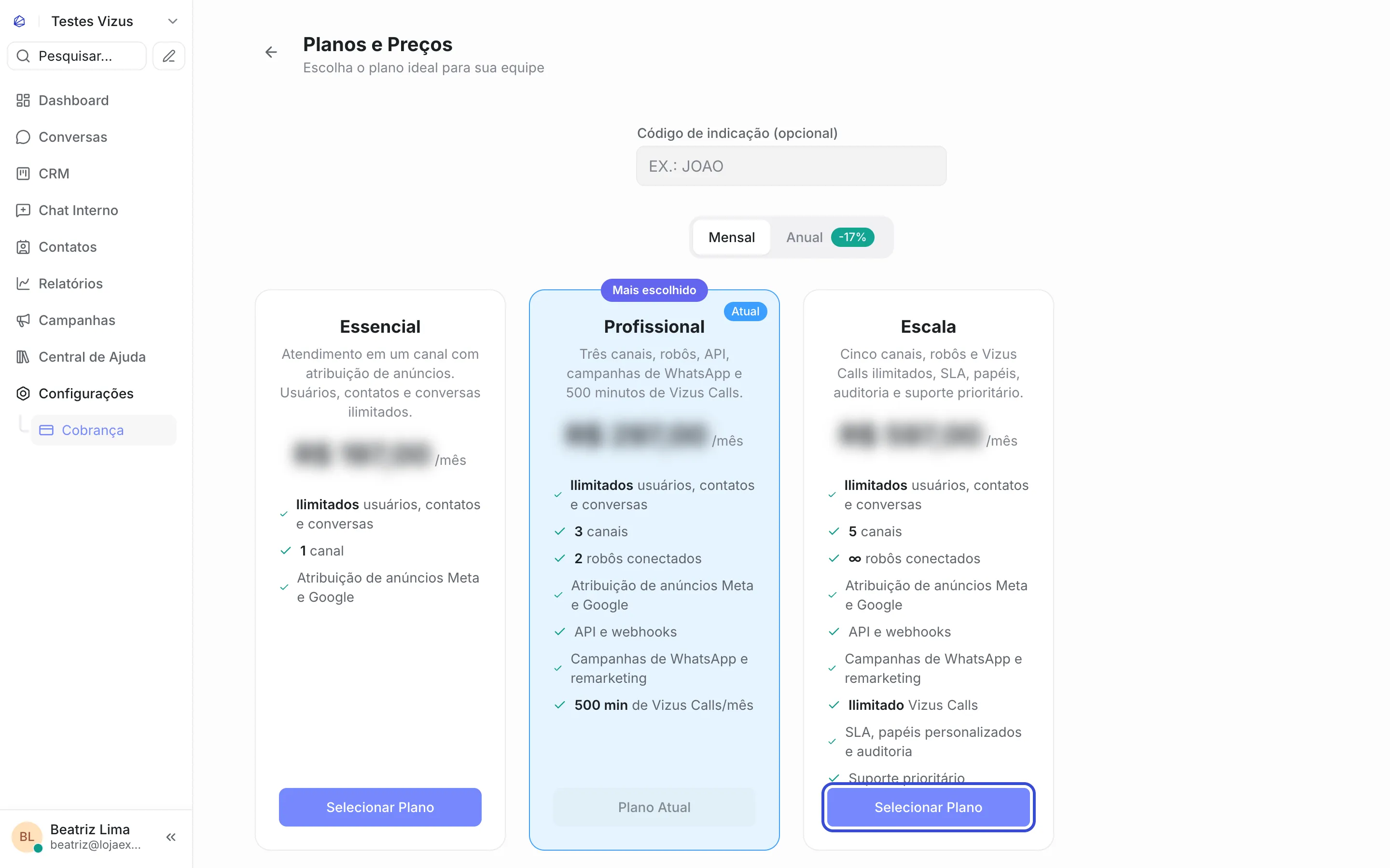 Tela “Planos e Preços” com o campo “Código de indicação (opcional)”, a escolha entre Mensal e Anual e os cards Essencial, Profissional (marcado como “Atual”, com o botão “Plano Atual” desativado) e Escala, com o botão “Selecionar Plano” do Escala destacado. Os valores estão desfocados.