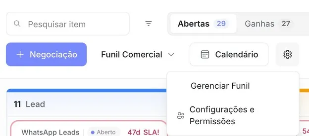 Topo do funil no CRM com o botão “Negociação”, o seletor “Funil Comercial”, o botão “Calendário” e a engrenagem aberta, mostrando as opções “Gerenciar Funil” e “Configurações e Permissões”.
