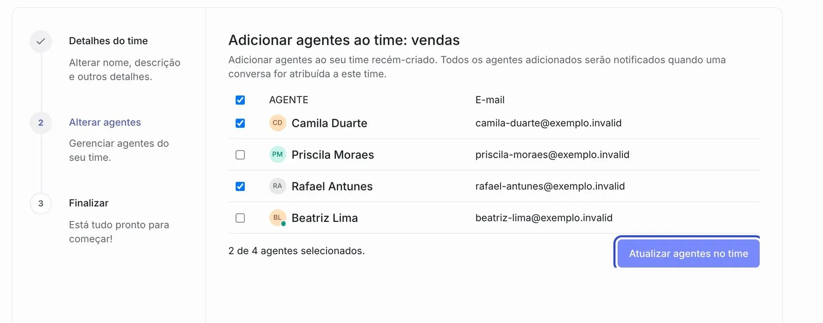 Etapa de agentes do time “vendas”, com a lista de agentes da conta, as caixas de seleção de Camila Duarte e Rafael Antunes marcadas, o texto “2 de 4 agentes selecionados” e o botão “Atualizar agentes no time” destacado.