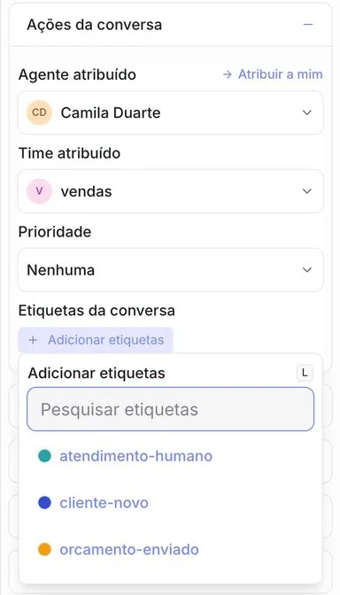 Seção “Ações da conversa” com a lista “Adicionar etiquetas” aberta, o campo “Pesquisar etiquetas” e as etiquetas da conta, cada uma com sua cor.