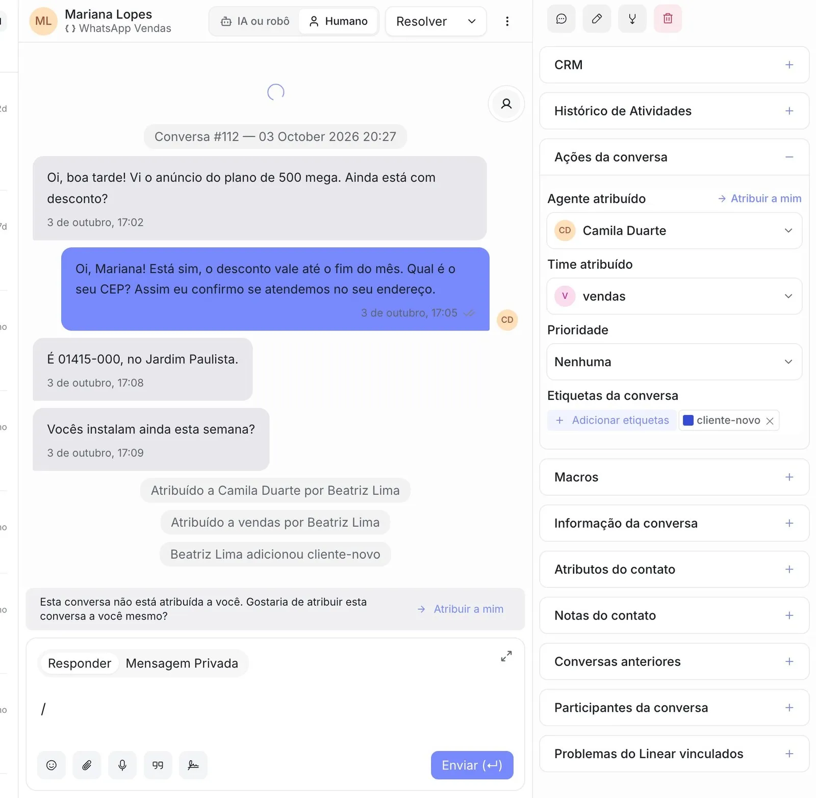Conversa com a etiqueta “cliente-novo” aplicada no painel da direita e, no histórico, o registro “adicionou cliente-novo”, logo abaixo dos registros de atribuição.