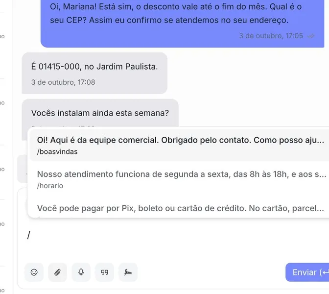 Caixa de resposta da conversa com uma barra digitada e, acima dela, a lista de respostas prontas: a mensagem de boas-vindas com o atalho /boasvindas, a de horário com /horario e a de pagamento.