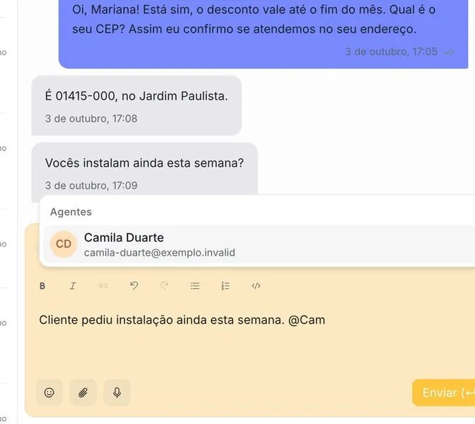 Caixa de resposta em modo “Mensagem Privada”, com fundo amarelo, o texto “Cliente pediu instalação ainda esta semana. @Cam” digitado e, acima, a lista “Agentes” sugerindo Camila Duarte.